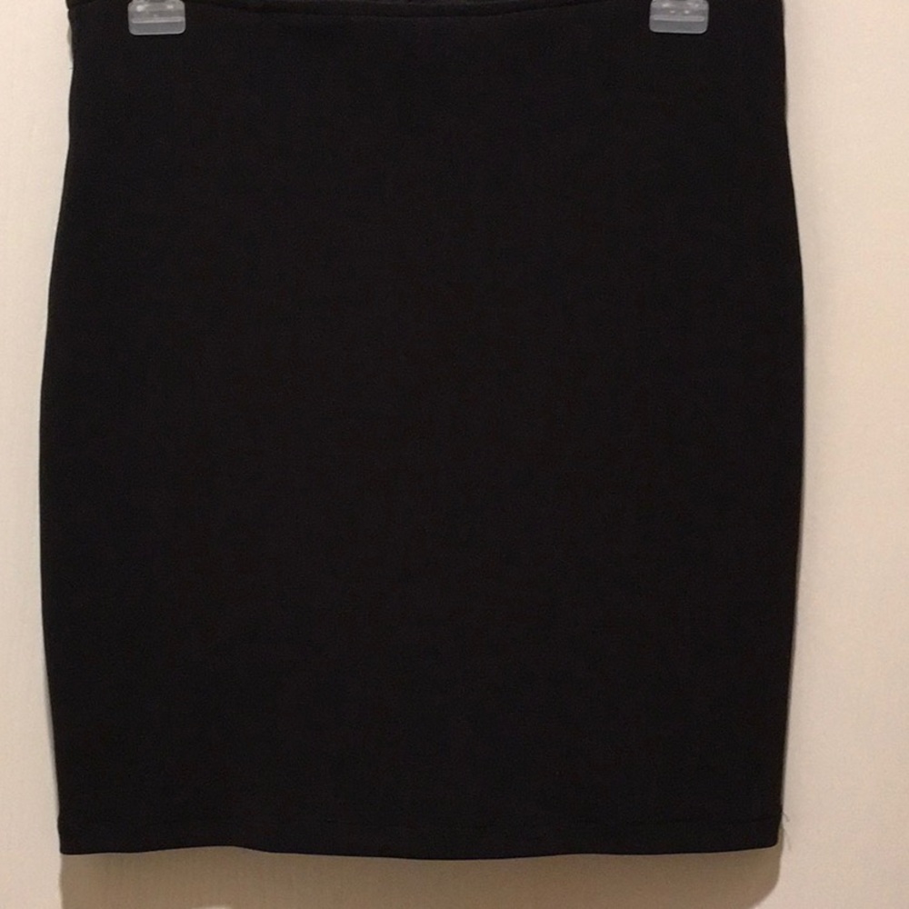 STRAIGHT BLACK SKIRT BY CACH’E ZIP UP BACK SzM EUC